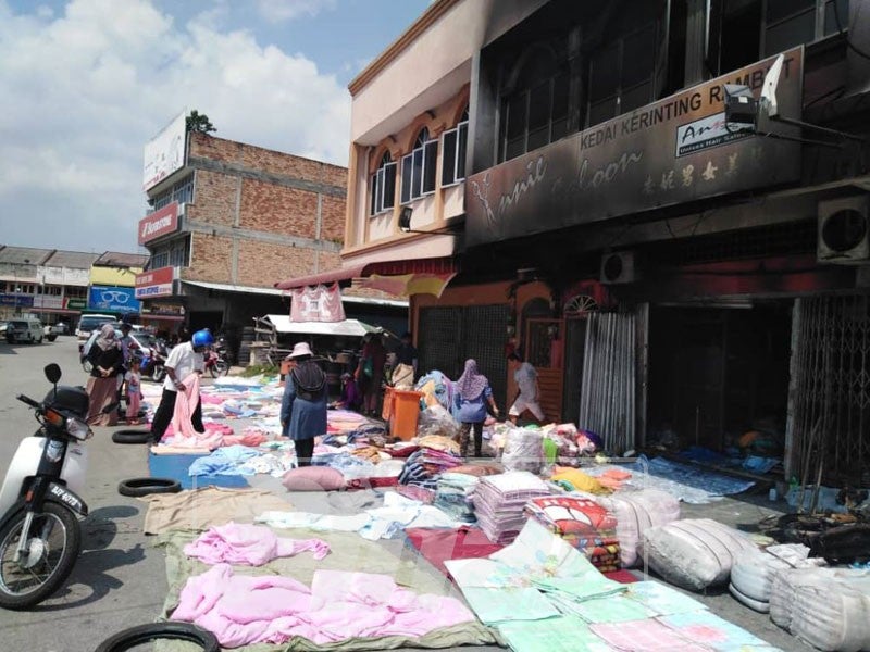 Sebahagian barangan yang masih baik dikeringkan di hadapan premis terbabit.