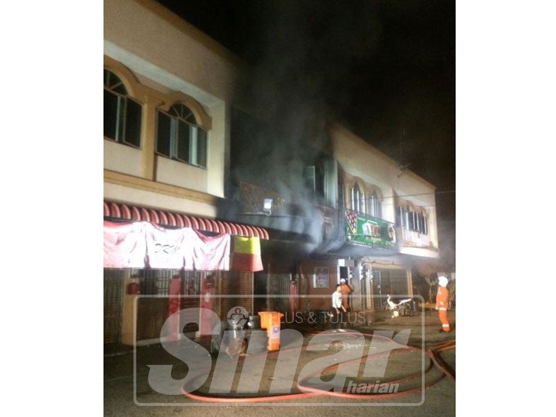 Stor penyimpanan barangan kelengkapan bilik tidur musnah dalam kebakaran pagi tadi.