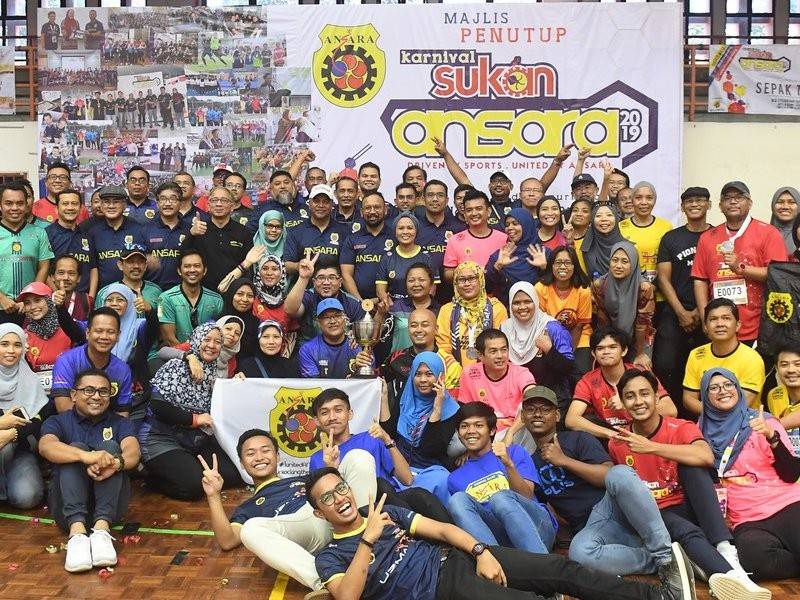 Timbalan Menteri Kewangan Datuk Ir. Amiruddin Hamzah bergambar bersama para peserta pada Majlis Penutup Karnival Sukan Ahli Persatuan Bekas Pelajar MRSM (ANSARA) di Universiti Kebangsaan Malaysia hari ini. - Bernama