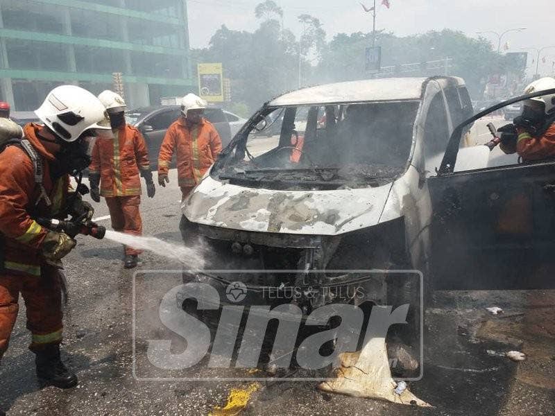 Anggota bomba memadam kebakaran Toyota Alphard.