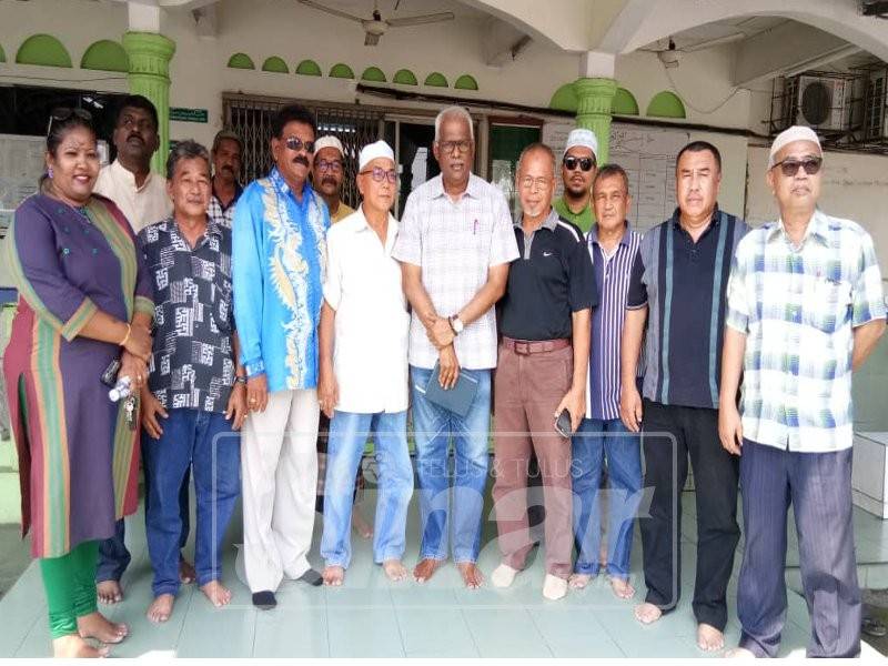 Charles Santiago (depan, tengah) selepas mengadakan perbincangan dengan Idris (empat, kiri) serta AJK Surau Sabilul Huda, tadi.