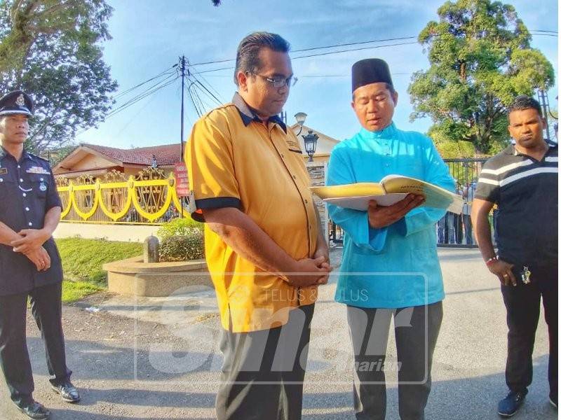 Azdy (kanan) mewakili 150 aktivis Islam menyerahkan memorandum kepada Mohd Abdul Rahman tadi.
