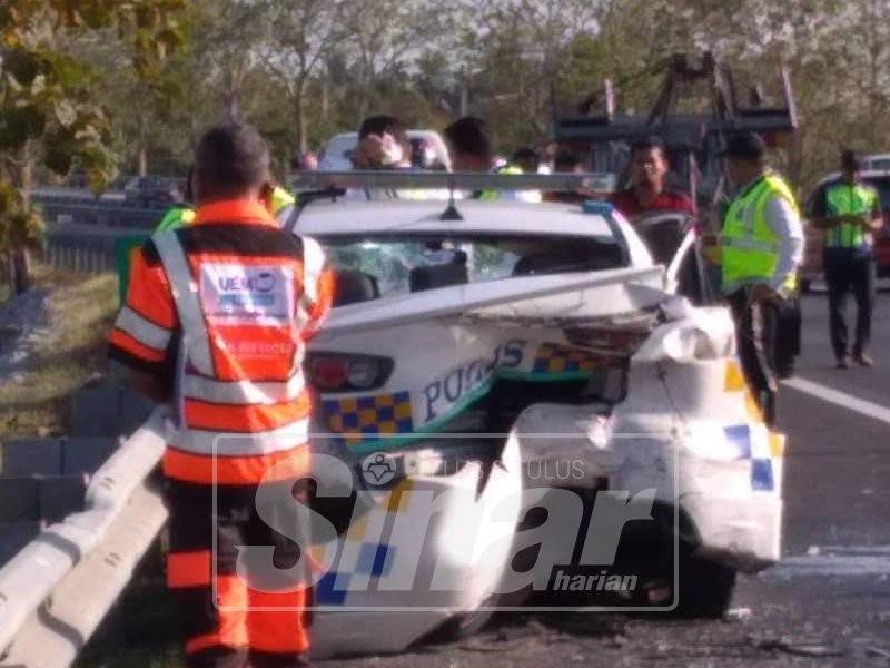 Kenderaan polis remuk dirempuh sebuah kereta dalam kemalangan petang tadi.