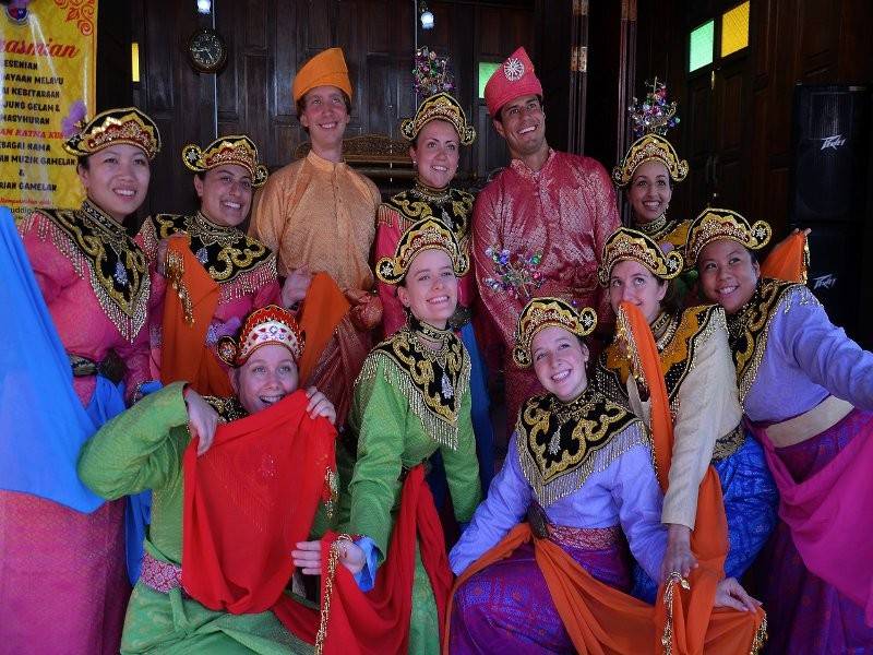 Para Pembantu Pengajaran Bahasa Inggeris (ETA) dari Amerika Syarikat belajar menari tarian Gamelan bergambar selepas melakukan latihan di sebuah pusat persembahan tarian gamelan negeri, Warisan Sari yang terletak di Kampung Tok Jembal baru-baru ini.
Persembahan muzik gamelan diikuti gerakan lemah gemalai sang penari yang lengkap berpakaian tradisional Melayu, Jawa dan Bali itu menarik perhatian kira-kira 30 Pembantu Pengajaran Bahasa Inggeris (ETA) dari Amerika Syarikat yang ditugaskan di tiga negeri Pantai Timur - Kelantan, Pahang dan Terengganu untuk mencuba bermain alatan muzik berkenaan dan turut mengambil bahagian sebagai penari latar dengan hanya menjalani latihan spontan tidak sampai sejam.- Foto Bernama