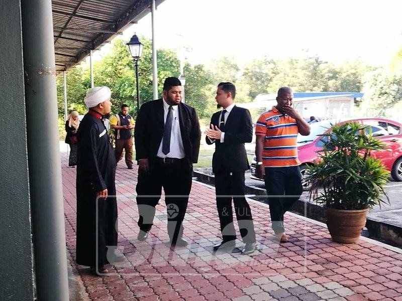 Selain Azhar, enam lagi ahli Skuad Badar yang didakwa mengaku tidak bersalah atas pertuduhan.