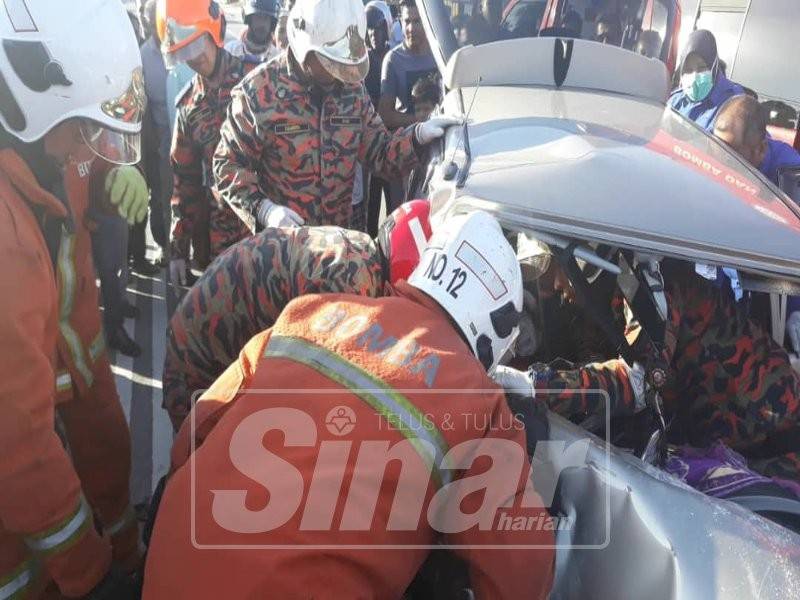 Mangsa menanggung kesakitan akibat tersepit selepas kereta dipandu bertembung lori.