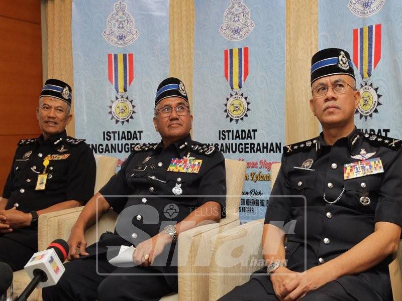 Mohamad Fuzi (tengah) bersama Hasanuddin ketika sidang media selepas majlis pemakaian pingat kepada semua penerima.