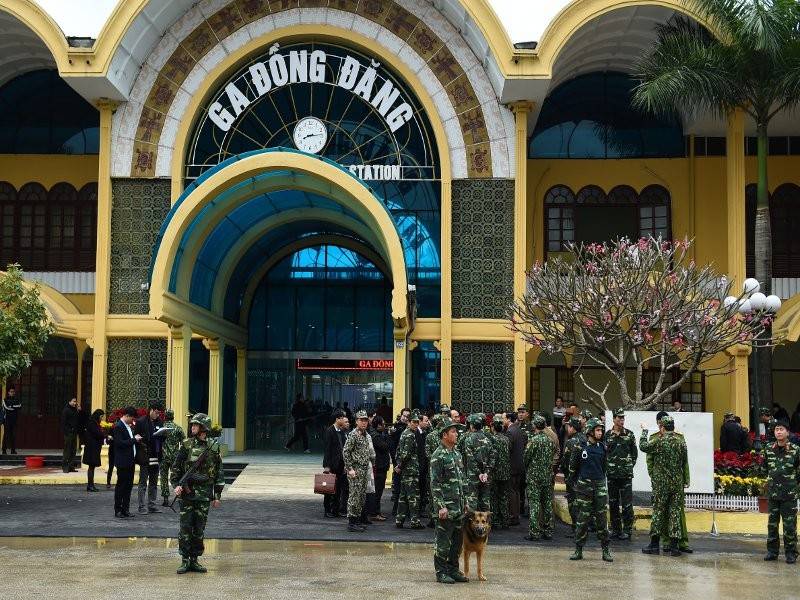 Kawalan keselamatan diperketatkan di pintu masuk stesen kereta api Dong Dang di mana Jong-un dijangka tiba menjelang sidang kemuncak kedua AS-Korea Utara. - Foto AFP