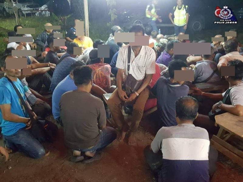 Antara individu yang ditahan.