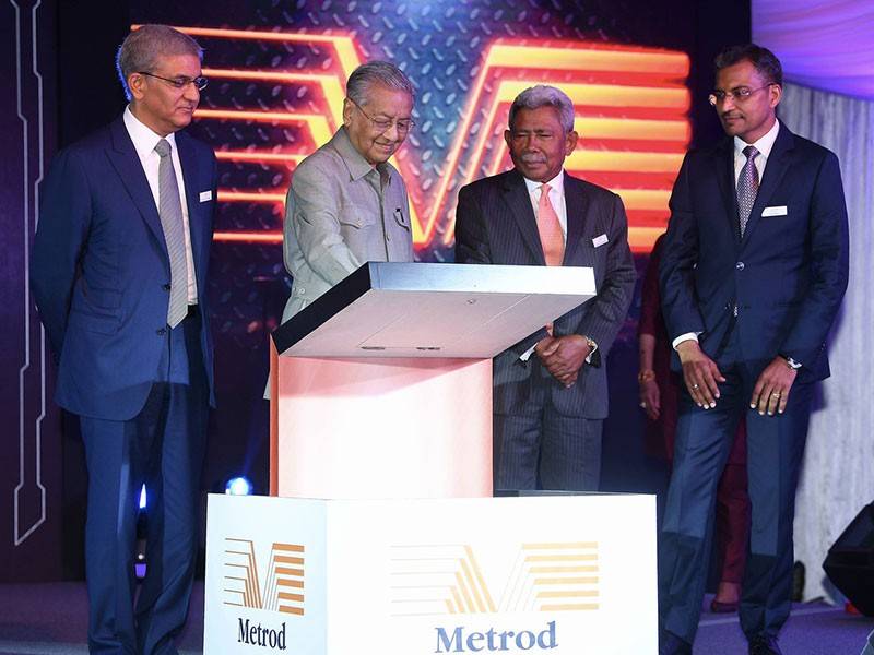 Perdana Menteri, Tun Dr Mahathir Mohamad (dua, kiri) menandatangani plak perasmian kilang Metrod Holdings Bhd di Bukit Raja Prime Industri Park hari ini. - Foto Bernama