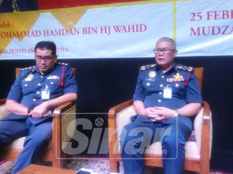 Mohammad Hamdan (kanan) ketika sidang media selepas majlis penganugerahan pingat kebesaran jabatan dan Anugerah Perkhidmatan Cemerlang 2018 Jabatan Bomba dan Penyelamat Malaysia peringkat negeri di Hotel Muzaffar, di Pusat Perdagangan Antarabangsa Melaka (MITC) Ayer Keroh, di sini, hari ini.