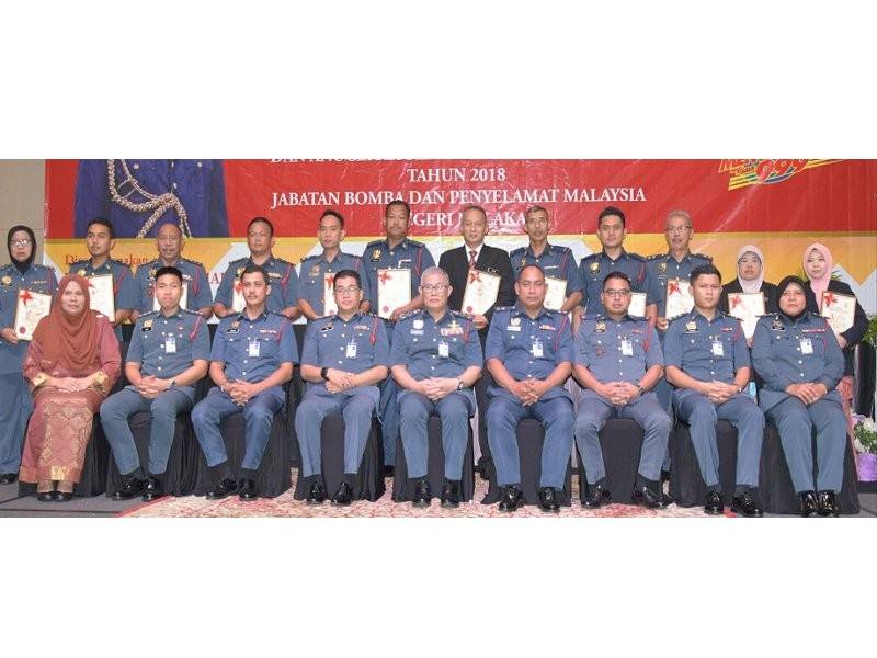 Mohammad Hamdan (duduk, tengah) bersama penerima Pingat Kebesaran Jabatan dan Perkhidmatan Cemerlang 2018 negeri di Hotel Muzaffar, Pusat Perdagangan Antarabangsa Melaka (MITC) Ayer Keroh, di sini, hari ini.