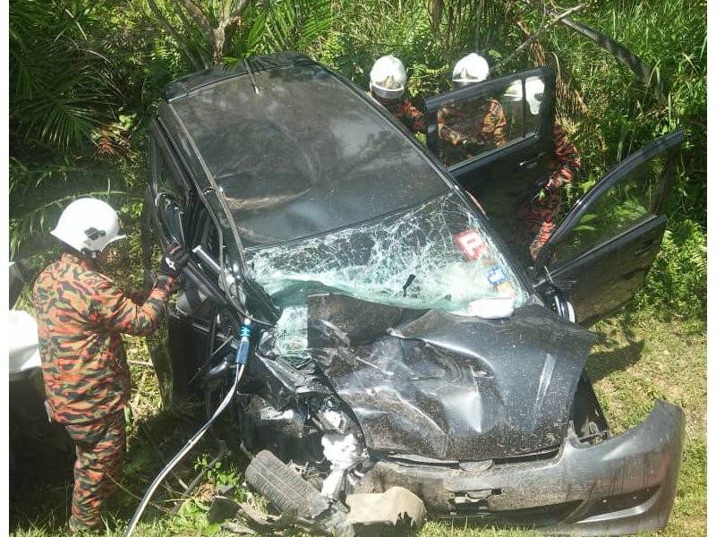 Keadaan kereta Perodua Myvi yang remuk setelah dirempuh sebuah pacuan empat roda jenis Isuzu Dmax yang dipercayai dipandu laju di Kilometer (KM) 32 Jalan Raub-Mempaga, hari ini. - Foto Ihsan Bomba