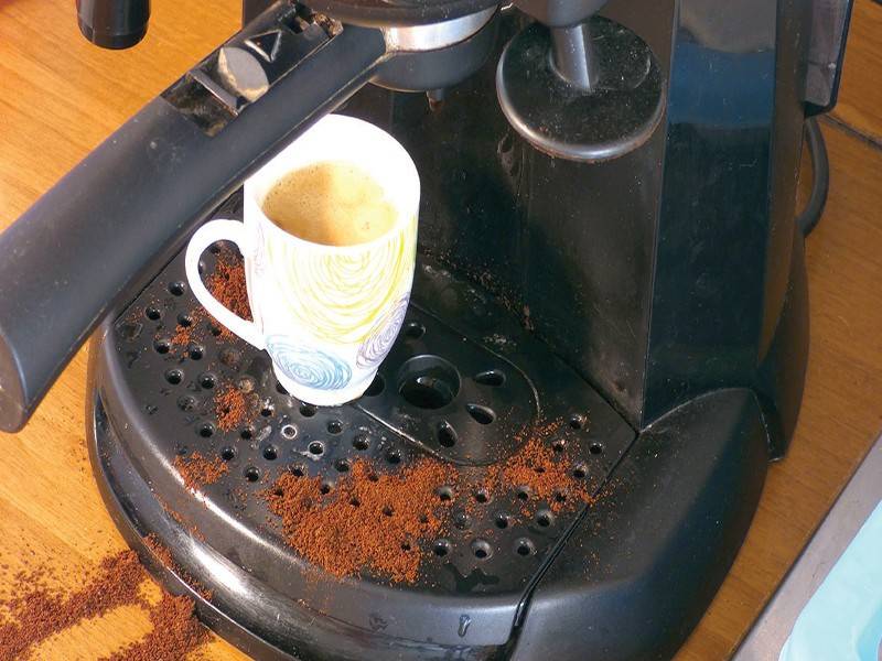 Membersihkan mesin kopi
