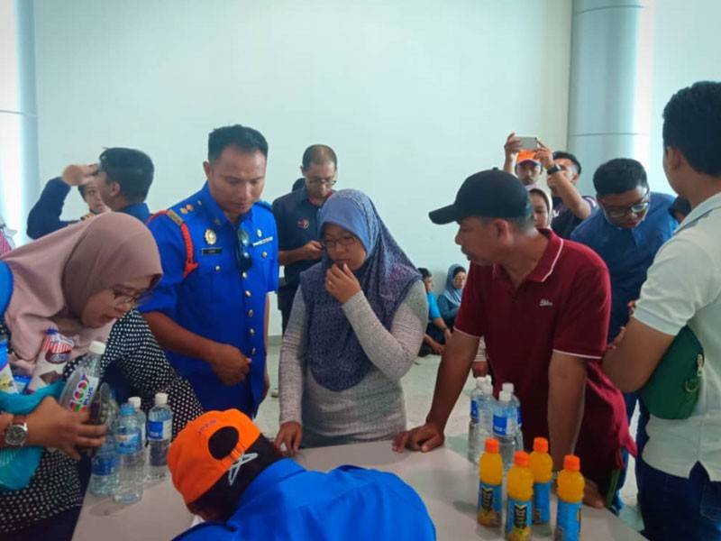 Azam (dua, kiri) meninjau sesi pendaftaran mangsa. 