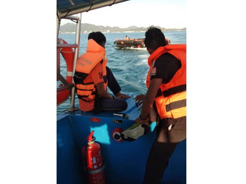 Bot penyelamat 32 APM menunda pelampong kecemasan ke jeti APMM. 