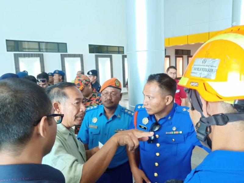 Azam (dua, kanan) ketika sesi penerangan jumlah mangsa bersama Adun Ayer Hangat, Juhari Bulat (dua, kiri).