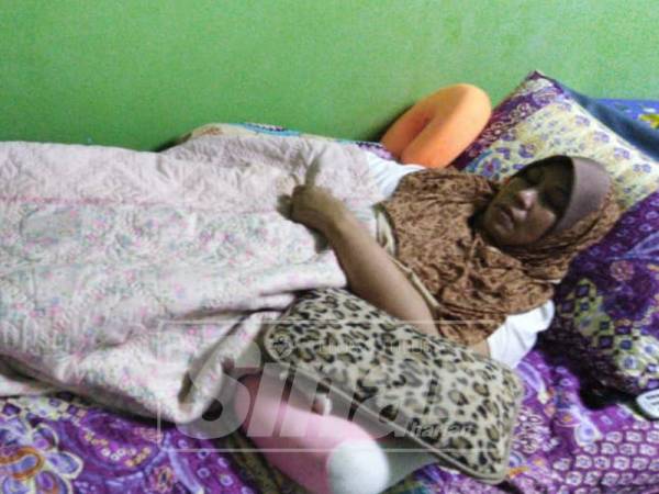 Rosmawati kini sukar bergerak selepas menghidapi ksanser tulang.