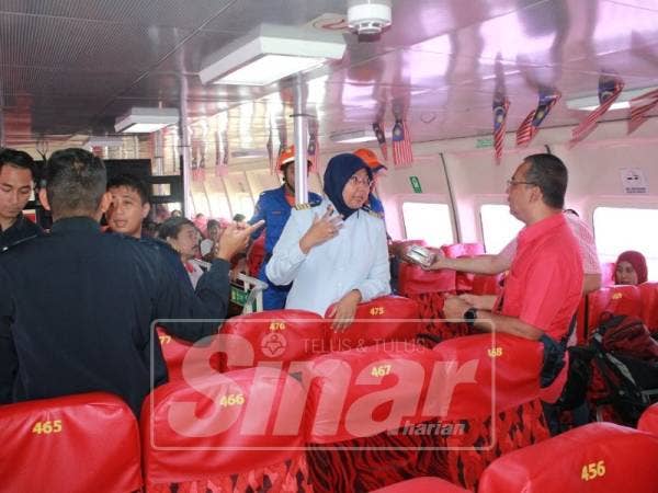 Zulinda turut memeriksa feri gantian yang membawa penumpang ke Kuala Perlis semalam.