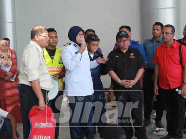 Zulinda ketika memantau operasi di jeti Kuah.