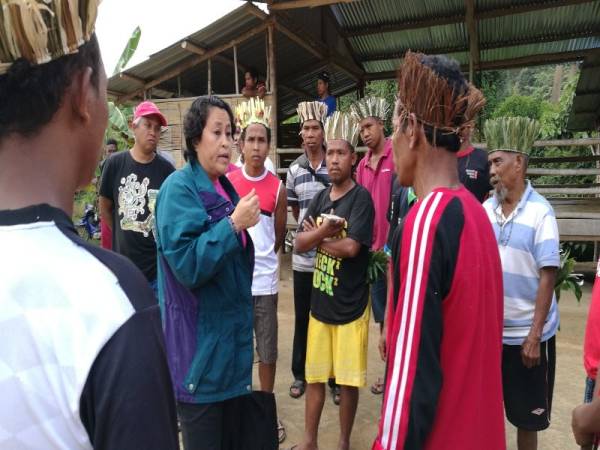 Wakil Peka Norhayati Shahrom bersama media membuat tinjauan ke Kampung Tasik Cunex untuk melihat sejauh mana kemusnahan hutan yang telah berlaku hingga menjejaskan penempatan serta aktiviti kehidupan orang asli di situ, baru-baru ini. 