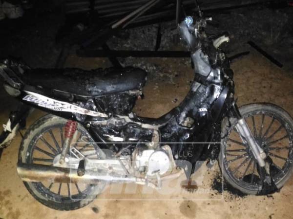 Motosikal turut musnah dalam kejadian berkenaan.
