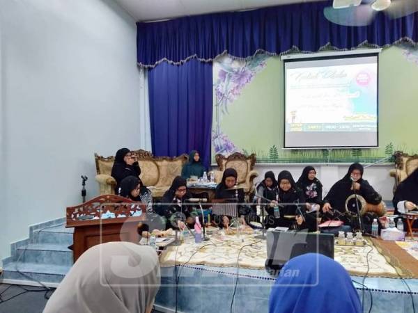 Persembahan Burdah Qasidah daripada kumpulan Qasidah Nur Nabawy dari Singapura.