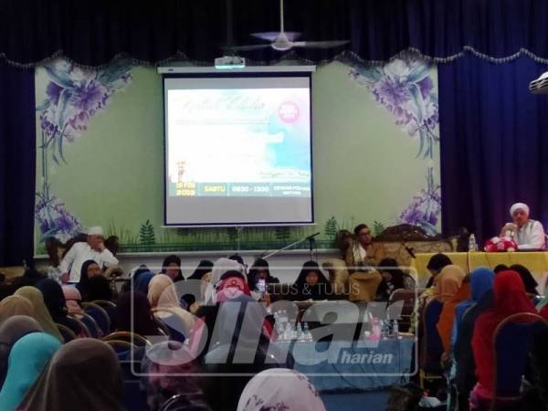Peserta mendengar kuliah di dewan Masjid Sultan Ahmad Shah, Bentong baru-baru ini.