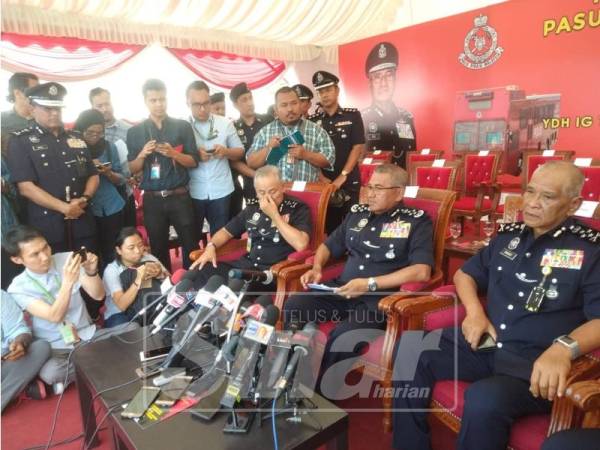 Mohamad Fuzi (tengah) ketika majlis Peringatan Ulang Tahun Pasukan Simpanan Persekutuan Ke-63 dan Penganugerahan Pingat Jasa Pahlawan Negara di di Markas Pasukan Simpanan Persekutuan (FRU) Cheras.