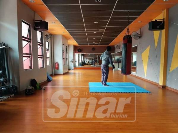 Ruang latihan luas dan selesa. 