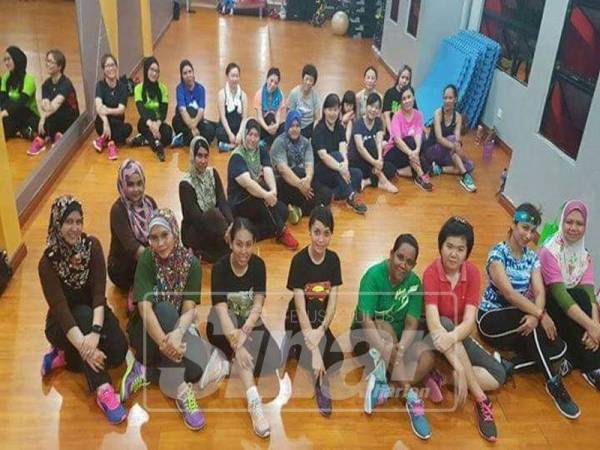 Peserta hadir terdiri pelbagai bangsa dan peringkat umur. 