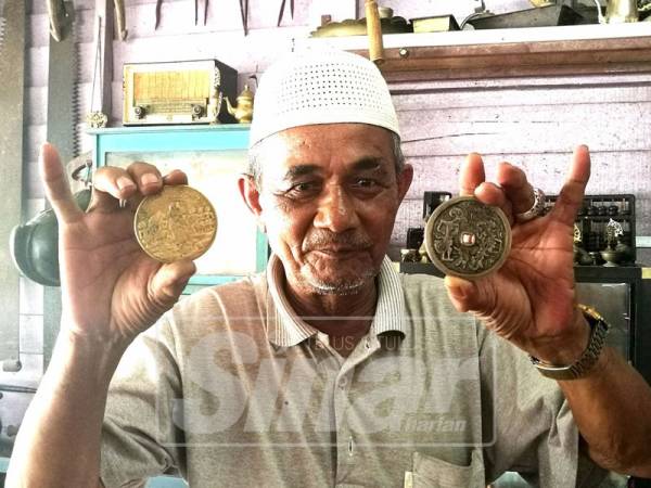 Duit syiling lama kesayangan Pak Mat.
