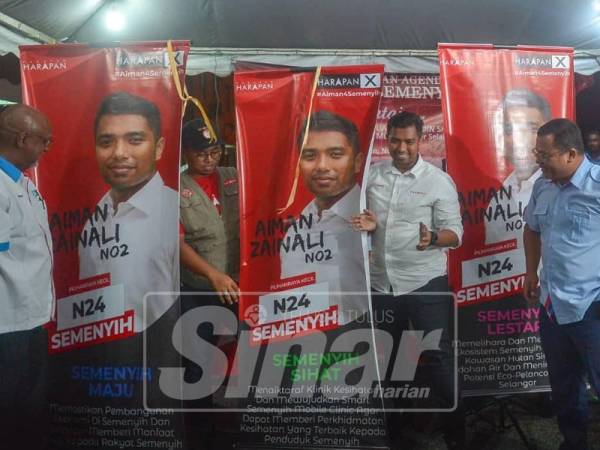 Calon PH, Muhammad Aiman Zanali bersama Menteri Besar Selangor, Amirudin Shari melancarkan Agenda Aiman4Semenyih di Pangsapuri Bandar Rincing, di sini, malam ini. - Foto Sinar Harian/SHARIFUDIN ABDUL RAHIM