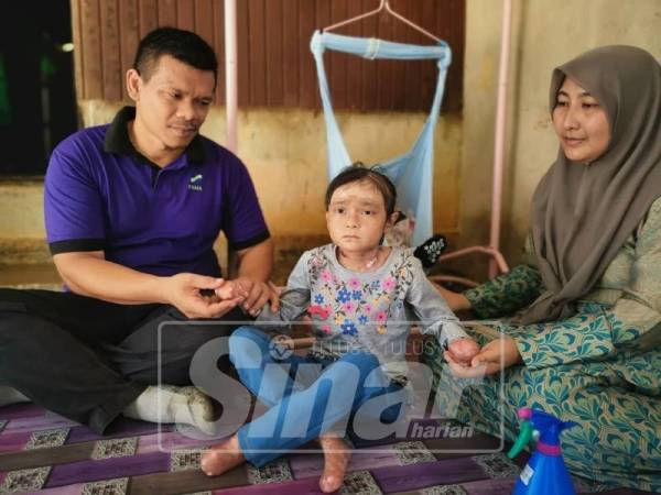  Nik Melisa dan Nik Mohd Kamarul Zaman berharap anak mereka sembuh