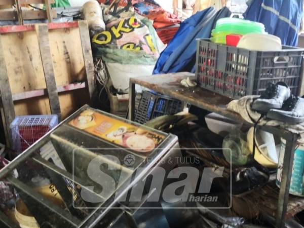 Barangan perniagaan Siti Zarah musnah