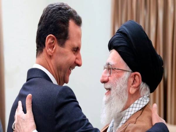 Gambar pertemuan pemimpin Tertinggi Iran Ayatollah Ali Khamenei (kanan) dengan Presiden Syria Bashar al-Assad di Tehran pada 25 Februari.