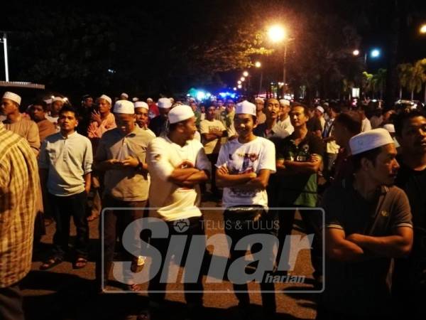 Peserta berarak dari stesen minyak ke hadapan IPD Kuala Muda.