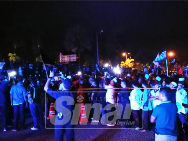 Kesemua diminta bersurai sebelum pihak polis membenarkan wakil penyokong masuk membuat laporan secara bergilir-gilir atas faktor keselamatan.