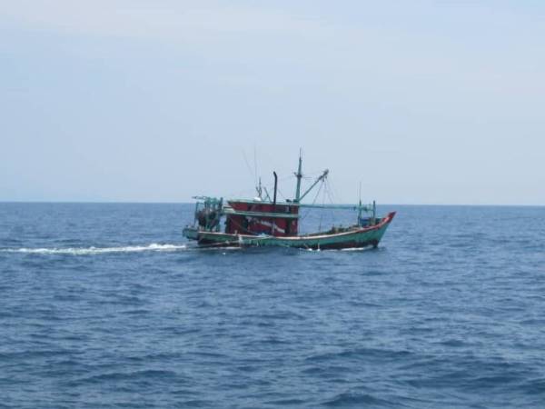Bot nelayan yang ditahan selepas didapati langgar syarat lesen.