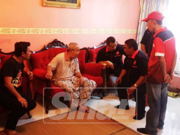 Pengerusi Pertubuhan Sukarelawan dan Kebajikan Sosial Briged Aman Malaysia, Azhari Yusof (duduk) berbual dengan Mansor Mahmud yang terlantar akibat serangan angin ahmar dan kemalangan sejak setahun lalu.