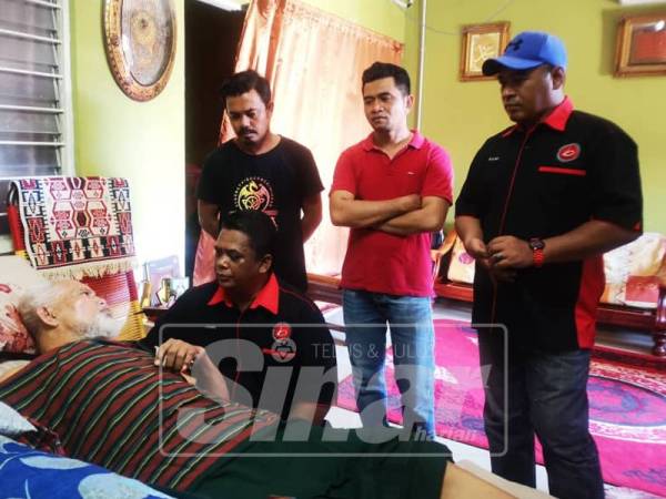 Pengerusi Pertubuhan Sukarelawan dan Kebajikan Sosial Briged Aman Malaysia, Azhari Yusof bertanya khabar kepada bekas pesara tentera, Mohd. Arifin Mohd Yasin yang diserang angin ahmar.