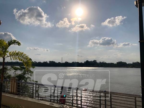 Cuaca panas menyebabkan air sungai catat penurunan.