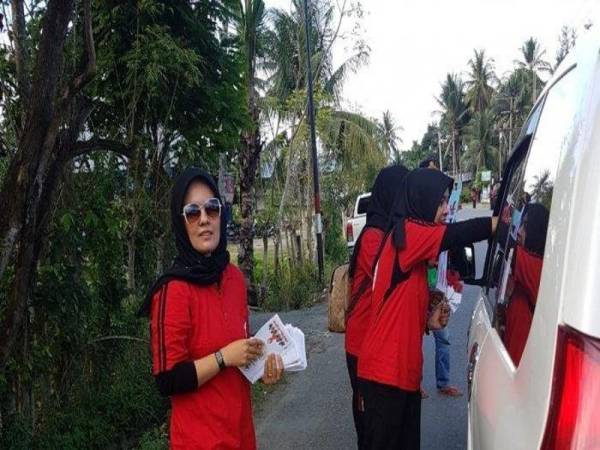 Keterangan gambar:Petugas Kesihatan Puskesmas Padang Tiji, Pidie di Jalan Negara kawasan Padang Tiji membagikan risalah Hari HIV/AIDS Sedunia.