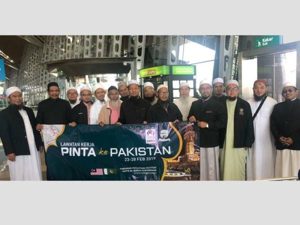 Rombongan merakam gambar di KLIA sebelum berlepas ke Pakistan bagi lawatan kerja di sana.