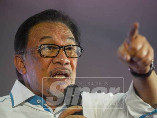 Presiden PKR, Datuk Seri Anwar Ibrahim menyampaikan ucapan pada Malam Komuniti Kebudayaan India di Bandar Rincing malam ini. Foto: SHARIFUDIN ABDUL RAHIM