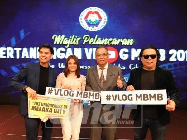 Mansor (dua, kanan) bersama tiga ikon yang juga artis untuk bersama mempromosikan pertandingan berkenaan.