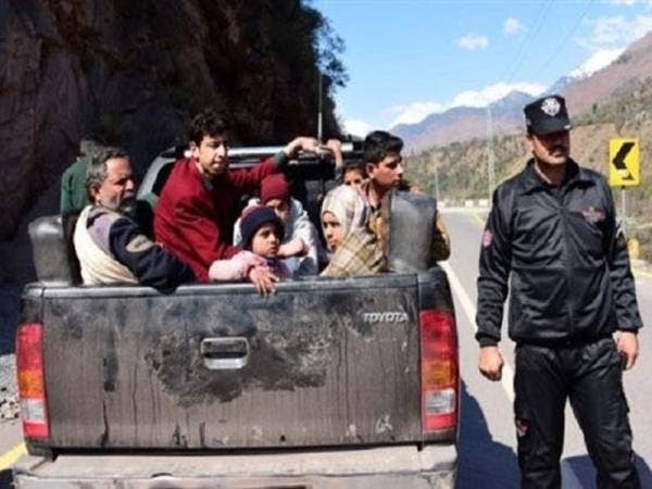  Sebuah keluarga meninggalkan pekan Chakhoti yang terletak kira-kira tiga kilometer dari Garisan Kawalan (LoC), yang menjadi pertikaian sempadan antara India dan Pakistan.