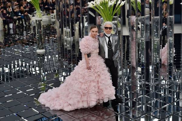 Lagerfeld bersama model Lily Rose pada majlis penutup fesyen couture 2017