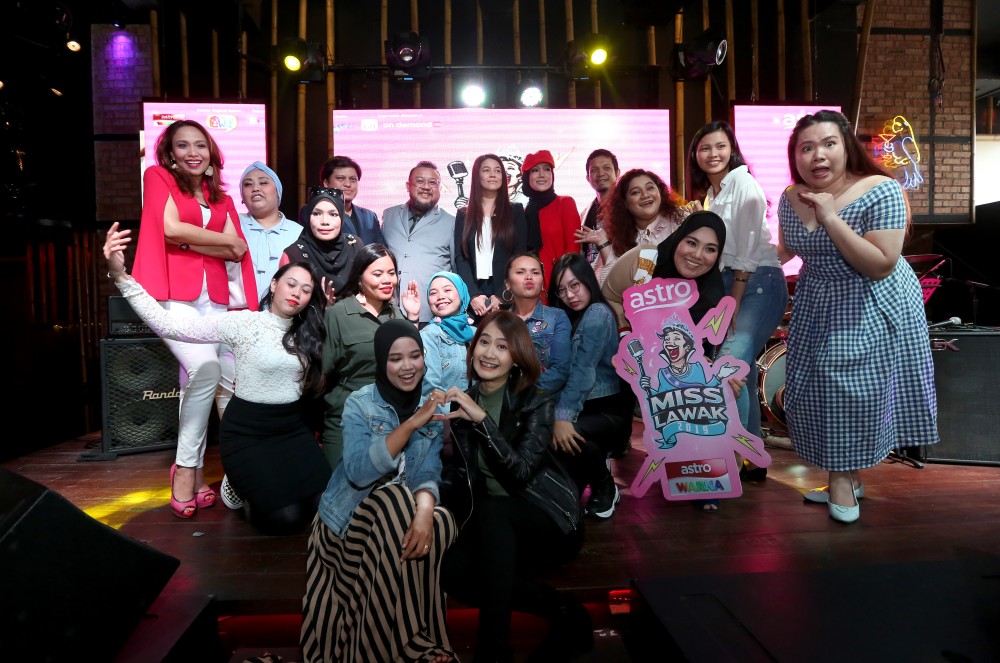 Erra bersama barisan 18 peserta Miss Lawak