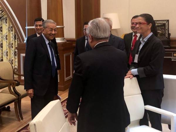 Dr Mahathir Mohamad menghadiri pembentangan mengenai hala tuju dan keadaan kewangan Felda di Pejabat Perdana Menteri, semalam.